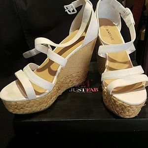 NWOT JustFab Cambria White wedge, sz 10